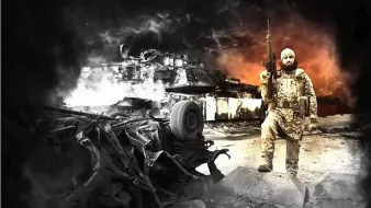 L'image montre un environnement de guerre avec des éléments de destruction. On peut voir un soldat armé au premier plan, portant un uniforme de camouflage. En arrière-plan, on distingue des véhicules militaires en ruines et une atmosphère sombre et chaotique, suggérant un conflit intense. Le contraste entre l'obscurité et les explosions de lumière dans le fond renforce le sentiment de tension et de danger.