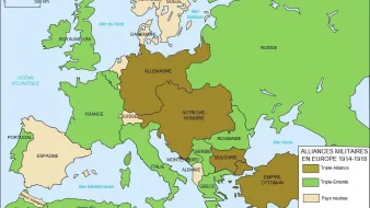 L'image représente une carte de l'Europe pendant la Première Guerre mondiale, indiquant les alliances militaires de 1914 à 1918. - Les pays de la Triple Alliance sont colorés en marron, comprenant l'Allemagne, l'Autriche-Hongrie, l'Italie (bien que l'Italie ait changé d'alliance pendant la guerre). - Les pays de la Triple Entente sont en vert, incluant la France, le Royaume-Uni et la Russie. - Les pays neutres sont également indiqués et colorés différemment. La carte présente une vue géographique des alliances, soulignant les tensions et les alliances qui ont conduit au conflit.