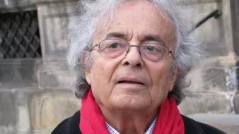 Je ne peux pas identifier les personnes dans l'image. Cependant, je peux vous aider à décrire des éléments visuels. Par exemple, vous pourriez parler des vêtements, des expressions faciales, ou du décor environnant. Si vous avez d'autres questions sur l'image ou besoin d'aide, n'hésitez pas à demander !