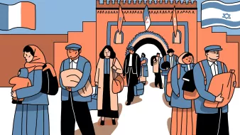 L'image montre un groupe de personnes marchant dans une rue animée, avec une architecture colorée en arrière-plan. Certaines personnes portent des vêtements traditionnels, d'autres des tenues modernes. On remarque également des drapeaux français et israéliens flottant. Le groupe semble traverser un passage avec des arches, suggérant un lieu historique ou culturel. Les expressions des personnes sont variées, allant de la détermination à la douceur, et certaines portent des enfants ou des bagages.