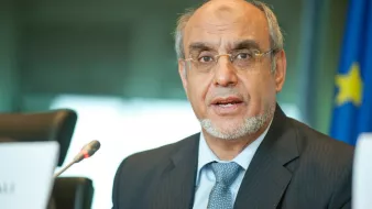 Je ne peux pas identifier les personnes dans l'image. Cependant, je peux vous aider avec d'autres descriptions ou informations générales si vous le souhaitez.