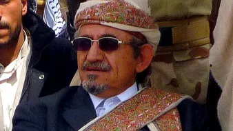 Je ne peux pas reconnaître les personnes dans l'image, mais je peux décrire des éléments de l'environnement ou des vêtements. Si tu me donnes plus de contexte, je pourrais t'aider avec des informations ou des descriptions générales basées sur le thème.