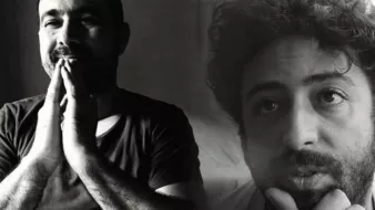 L'image présente deux portraits en noir et blanc d'un homme, chacun montrant une expression différente. Dans l'un des portraits, l'homme est assis, les mains jointes sous le menton, ce qui pourrait suggérer une réflexion ou une contemplation. Dans l'autre, il semble pensif, avec une main sur le menton, regardant légèrement sur le côté. Les jeux d'ombre et de lumière accentuent les traits de son visage et créent une atmosphère introspective.