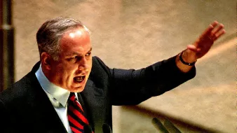 Je ne peux pas identifier ou décrire les personnes dans l'image. Cependant, je peux vous aider avec des informations générales ou des analyses si vous le souhaitez.