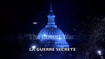 L'image montre un bâtiment emblématique, probablement le Capitole, illuminé de façon dramatique la nuit. En haut de l'image, on peut lire "The Covert War" en lettres blanches, tandis qu'en bas, le texte "LA GUERRE SECRETE" est affiché en plus grand, sur un fond sombre. L'éclairage crée une atmosphère mystérieuse et intrigante, suggérant un thème lié à la clandestinité ou aux opérations secrètes.