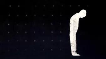 L'image présente un fond noir dominant, sur lequel se détache une silhouette blanche d'une personne courbée en avant. Cette posture évoque un sentiment de tristesse ou de contemplation. Le fond est parsemé de motifs discrets, ajoutant une texture à l'œuvre sans désigner de distraction. L'ensemble transmet une atmosphère de solitude et de réflexion intérieure.