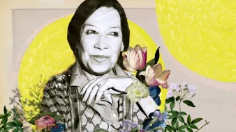 L'image représente une femme souriante, entourée de fleurs colorées. Son visage est en noir et blanc, contrastant avec les teintes vives des fleurs et les cercles jaunes en arrière-plan qui évoquent le soleil. L'ensemble crée une atmosphère joyeuse et chaleureuse, mettant en valeur la beauté de la personne et de la nature.