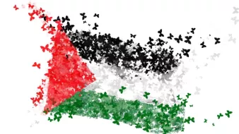 L'image représente une interprétation stylisée du drapeau palestinien, constitué de motifs de papillons colorés. Les couleurs du drapeau – rouge, noir, vert et blanc – sont évoquées à travers les papillons qui semblent s'envoler, créant un effet dynamique et poétique. La composition donne une impression de mouvement et de légèreté, symbolisant peut-être l'espoir et la liberté.