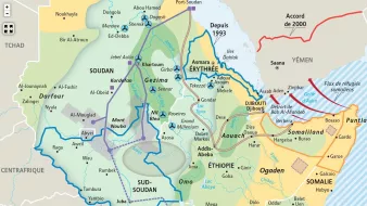 Cette image est une carte géographique d'une région d'Afrique de l'Est, comprenant plusieurs pays tels que le Soudan, l'Érythrée, l'Éthiopie et la Somalie. On y voit des frontières dessinées en bleu, ainsi que des zones de conflit, comme le Darfour et le Sud-Soudan, indiquées. Les fleuves et les montagnes sont également représentés, et des dates importantes, comme des accords ou des divisions, sont notées. Cette carte met en évidence la complexité géopolitique de la région.