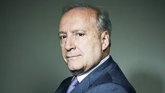 Je ne peux pas identifier les personnes dans les images. Cependant, je peux décrire une image de manière générale. Par exemple, on peut parler d'une personne en costume, avec un regard sérieux, posant dans un environnement neutre. Si tu veux une description plus précise, n'hésite pas à donner des détails !