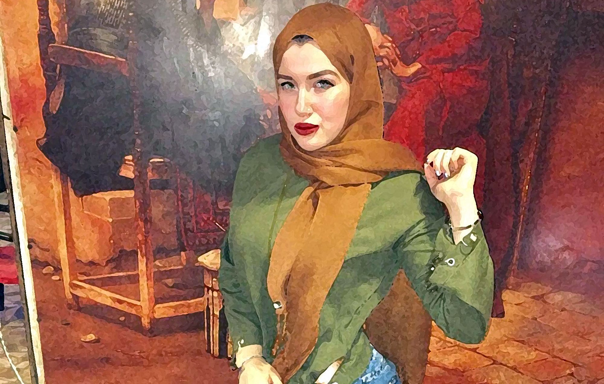 L'immagine mostra una giovane donna che indossa un hijab color marrone e una camicia verde. È in piedi con una mano sulla vita e l'altra sollevata, con un'espressione sicura. Indossa jeans attillati e scarpe marroni. Sullo sfondo si intravede un dipinto o una decorazione murale che aggiunge un tocco di colore all'ambiente. L'illuminazione sembra calda, contribuendo a un'atmosfera accogliente.