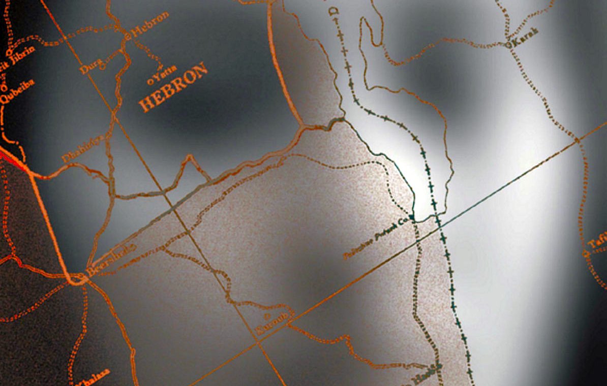 L'immagine sembra rappresentare una mappa di una regione desertica, con linee e contorni che delineano diverse località e vie di comunicazione. In particolare, sono visibili nomi di città come Hebron e Beersheba, suggerendo un'ubicazione nel Medio Oriente. La mappa è caratterizzata da toni scuri e sfumature che creano un effetto visivo interessante, dando un'idea di vastità e desolazione del paesaggio circostante.