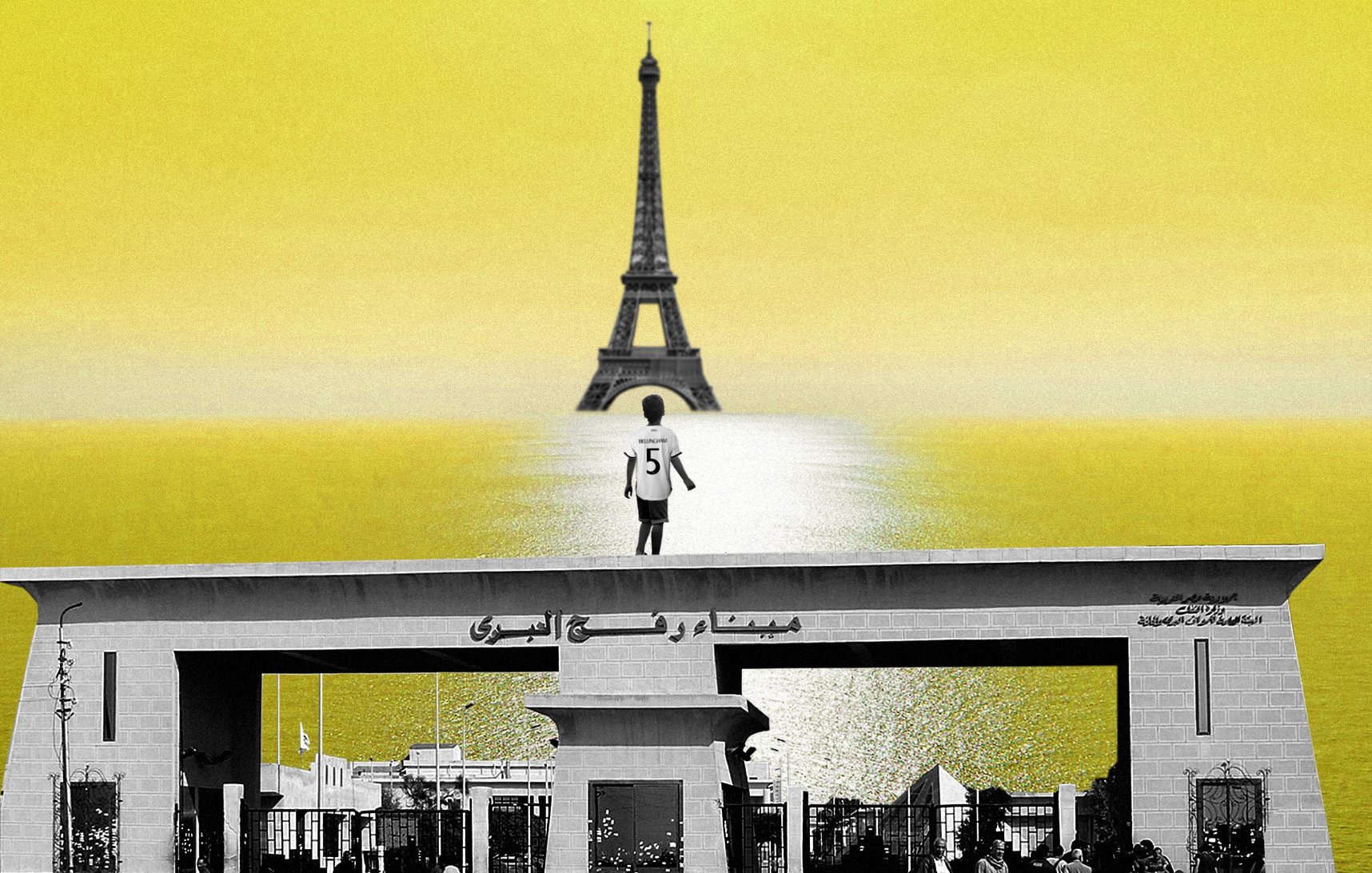 L'immagine presenta un paesaggio surreale con un grande sfondo giallo. In primo piano, si può vedere una struttura architettonica che sembra essere un ingresso, con del testo arabo. Sopra di essa, un uomo in maglia bianca con il numero 75 è in piedi, rivolto verso il mare. In lontananza, si staglia la Torre Eiffel, parzialmente immersa nell'acqua, creando un effetto visivo suggestivo e onirico. L'immagine gioca con elementi architettonici e paesaggistici, generando un contrasto affascinante tra cultura e simboli iconici.