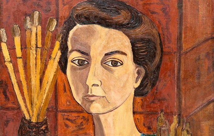 L'immagine presenta un autoritratto di una donna con un'espressione seria. Ha i capelli scuri e un taglio di capelli elegante, indossa una camicia blu. Dietro di lei si possono vedere alcuni pennelli sistemati in un contenitore e bottiglie di vetro su un tavolo verde. La pittura ha uno stile espressionista, con colori forti e tratti distintivi, suggerendo un'atmosfera intensa e riflessiva. L'opera sembra evidenziare sia la personalità dell'artista che il suo ambiente di lavoro.