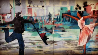 L'immagine mostra un murales che raffigura una scena dinamica e contrastante tra due figure. A sinistra, c'è una persona vestita con abiti scuri e un cappuccio, che tiene un ombrello mentre sembra quasi essere in movimento, con una gamba sollevata come se stesse per fare un passo danzante. A destra, c'è una ballerina vestita in un abito chiaro, probabilmente una tutù da danza classica, che si trova in una posa elegante con una gamba alzata all'indietro e le braccia aperte. Lo sfondo è astratto, con colori vivaci e pennellate ampie che suggeriscono edifici e una scena urbana. Il contrasto tra lo stile di abbigliamento scuro e casual del primo personaggio e la grazia e la leggerezza della ballerina crea un'immagine ricca di movimento e significato.