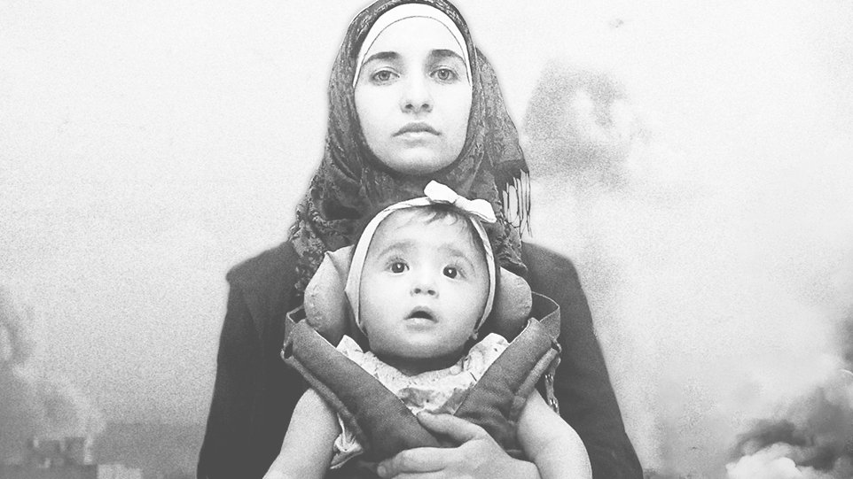 L'image représente une femme portant un bébé dans une écharpe de portage. La femme est habillée d'un hijab et semble déterminée. Elle tient également un appareil photo. En arrière-plan, on aperçoit des bâtiments en ruines, créant une ambiance de désespoir ou de conflit. L'ensemble de l'image donne une impression de résilience face à des circonstances difficiles.