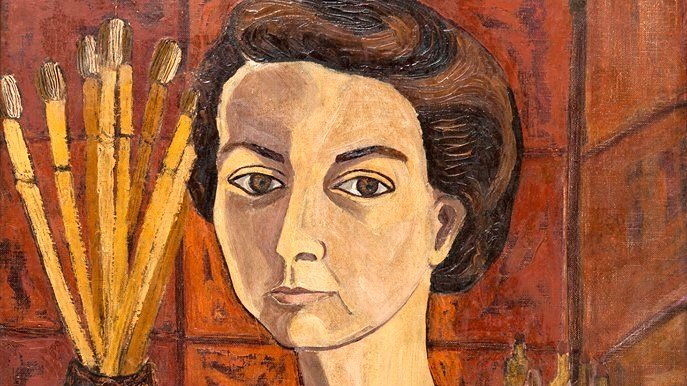 L'immagine presenta un autoritratto di una donna con un'espressione seria. Ha i capelli scuri e un taglio di capelli elegante, indossa una camicia blu. Dietro di lei si possono vedere alcuni pennelli sistemati in un contenitore e bottiglie di vetro su un tavolo verde. La pittura ha uno stile espressionista, con colori forti e tratti distintivi, suggerendo un'atmosfera intensa e riflessiva. L'opera sembra evidenziare sia la personalità dell'artista che il suo ambiente di lavoro.