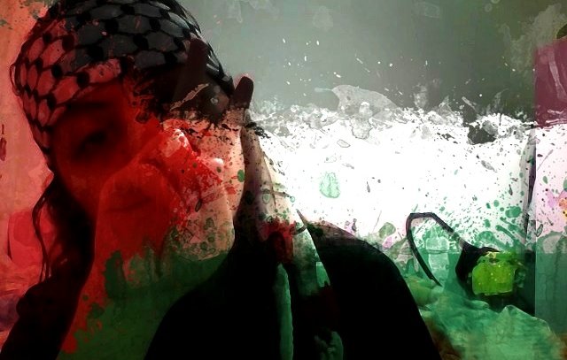 L'image présente une personne avec un foulard à motifs, probablement en lien avec un symbole culturel. L'arrière-plan est flou et artistique, avec des éclaboussures de couleurs qui créent un effet visuel dynamique. L'expression de la personne semble réfléchie, ajoutant une touche d'émotion à la composition. L'ensemble transmet une atmosphère engageante et intrigante.