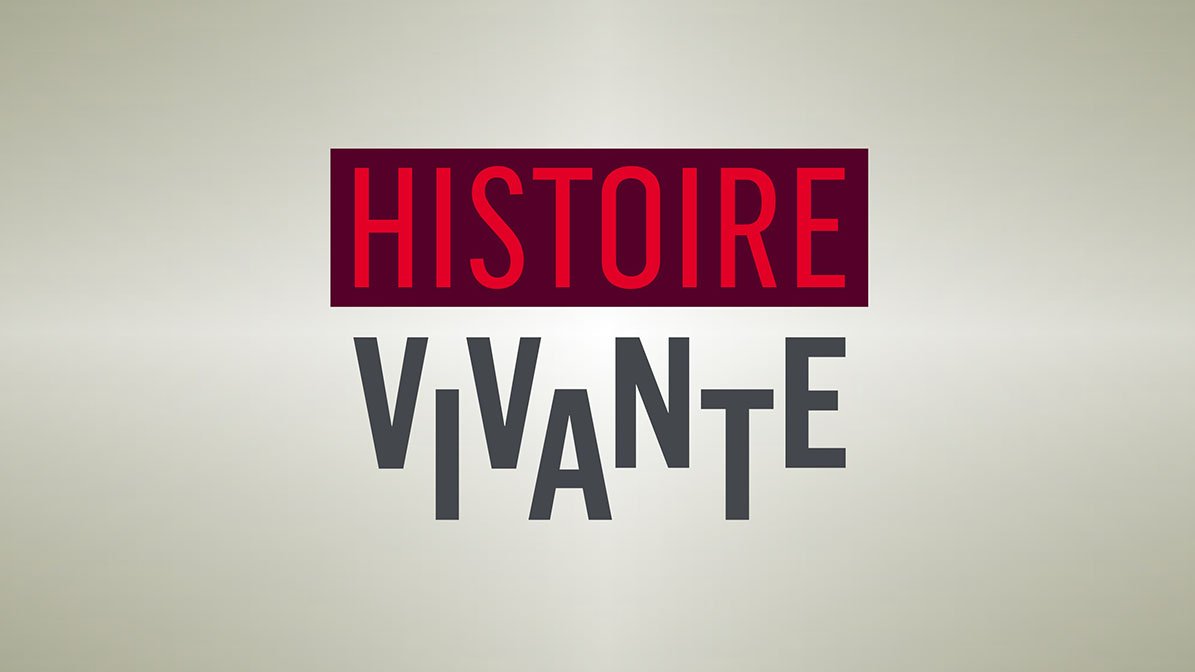 L'image présente un fond clair avec le texte "HISTOIRE VIVANTE" en deux couleurs. Le mot "HISTOIRE" est écrit en rouge, en lettres majuscules, tandis que "VIVANTE" est en gris, avec un style de police plus audacieux et légèrement décalé. L'ensemble donne une impression dynamique et moderne.