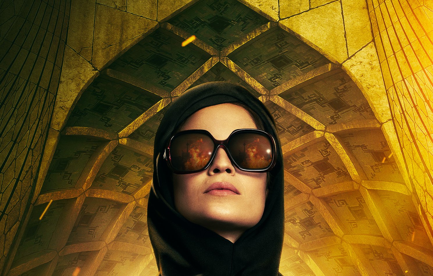 این تصویر یک زن را نشان می‌دهد که با پوشش سیاه و عینک آفتابی بزرگ ایستاده است. او در پس‌زمینه‌ای با معماری منحصربه‌فرد و الگوهای هندسی قرار دارد که حال و هوای مرموز و جذابی ایجاد می‌کند. زن در دستانش یک سلاح کمری دارد و این به او ظاهری قوی و مصمم می‌دهد. نورهای زرد و نارنجی در تصویر احساس هیجان و تنش را تقویت می‌کنند.