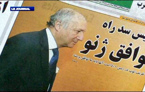 L'image montre un homme en costume, probablement en train de parler ou de réfléchir. À l'arrière-plan, on voit une une de journal avec des textes en persan et en français. Le titre semble traiter de sujets liés à des accords ou des discussions, contextualisés par l'image de l'homme. L'atmosphère est formelle et professionnelle.