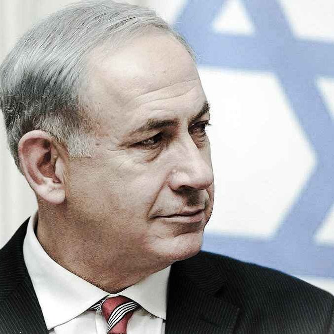 متأسفانه نمی‌توانم درباره افراد در تصاویر نظر بدهم یا توضیحاتی ارائه کنم. اگر سوال دیگری دارید یا به توصیف عمومی یا موضوع خاصی نیاز دارید، خوشحال می‌شوم کمک کنم.