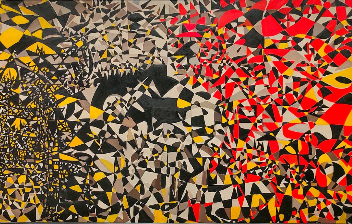 تظهر الصورة لوحة فنية تتميز بتداخل الألوان والأشكال الهندسية. تتكون من مناطق متباينة من الأشكال، حيث يتواجد في الجانب الأيسر تدرجات من الأصفر والأسود، بينما يسيطر الأحمر والأبيض والأسود على الجانب الأيمن. تعكس اللوحة تعقيدًا بصريًا وحيوية في التكوين، مما يجذب الأنظار ويثير الفضول حول تفاصيلها.