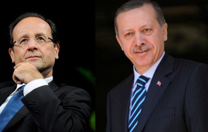 L'image représente deux hommes en portrait. À gauche, un homme portant des lunettes, avec un costume sombre et une cravate bleue, semblant pensif. À droite, un homme souriant, vêtu d'une chemise claire avec une cravate rayée bleu et noir, prenant la pose de manière confiante. L'arrière-plan est flou, mettant en avant les deux figures.