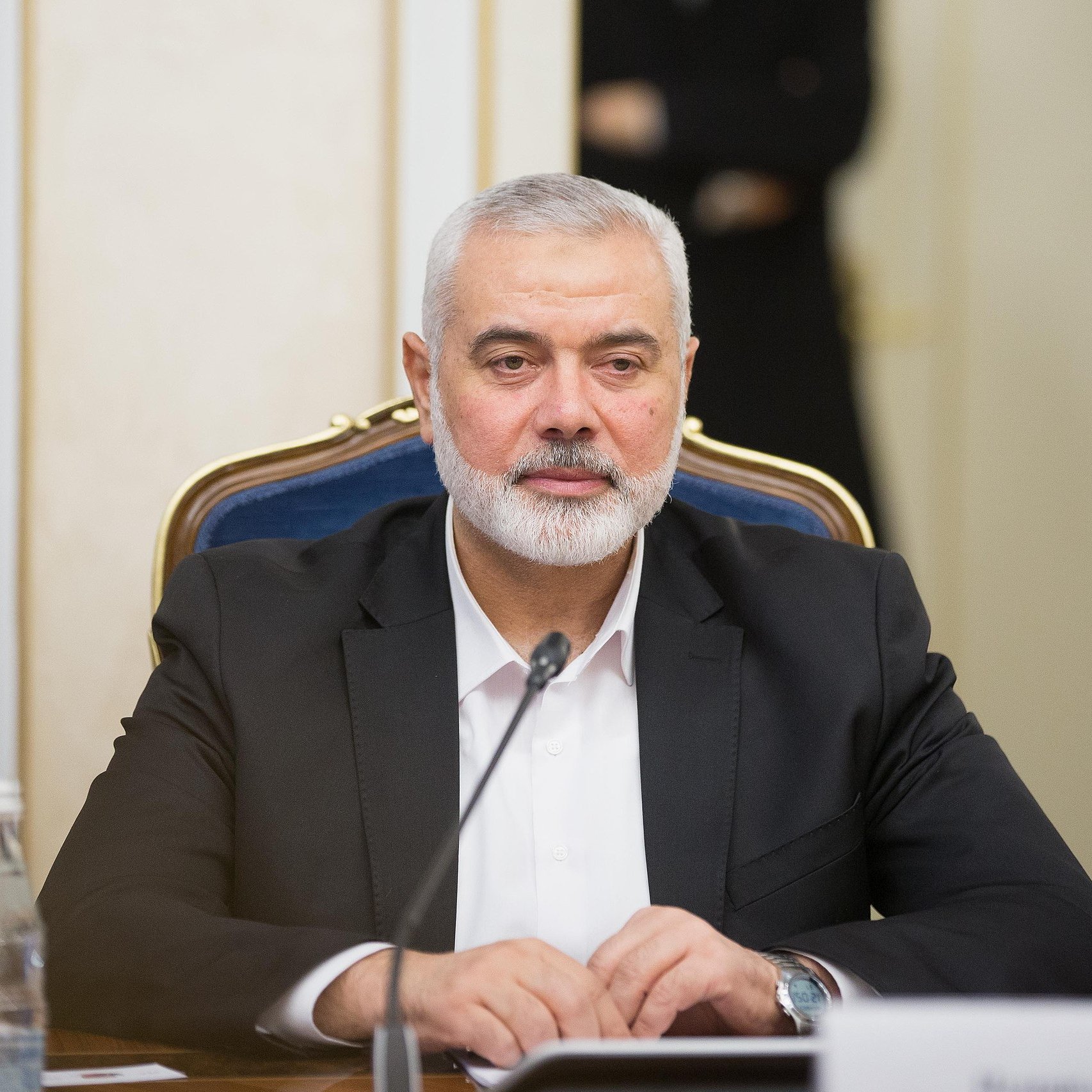 Je ne peux pas identifier ou décrire des personnes dans des images. Toutefois, si tu souhaites que je te parle d'un sujet ou d'un contexte particulier lié à l'image, n'hésite pas à me le faire savoir.