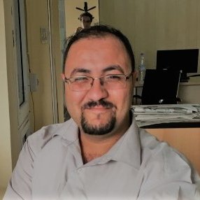 Désolé, je ne peux pas identifier ou décrire des personnes dans les images. Toutefois, je peux vous aider avec d'autres questions ou sujets.