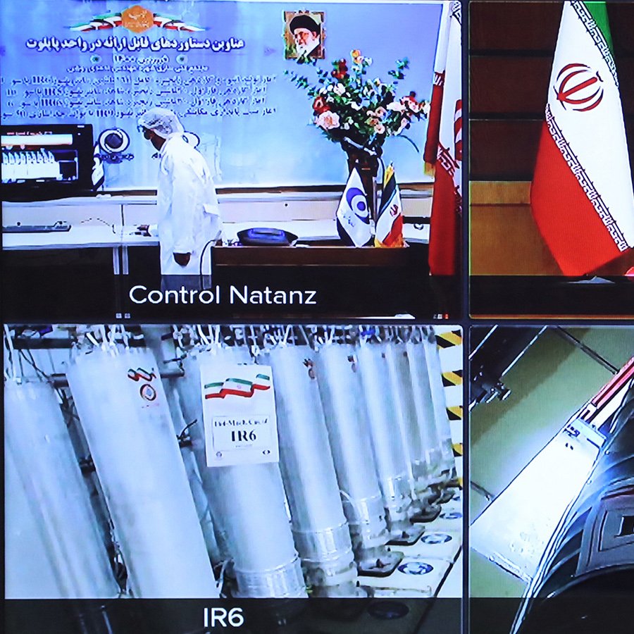 در این تصویر، چندین پنل نمایش داده شده است. در بالای تصویر، یک پنل مربوط به "کنترل نطنز" دیده می‌شود که اطلاعاتی درباره فعالیت‌های این مرکز را نشان می‌دهد. در مرکز تصویر، رئیس‌جمهور ایران در حال صحبت کردن و ارائه سخنرانی است و در پس‌زمینه پرچم ایران قرار دارد. در قسمت پایین تصویر، چندین پنل دیگر وجود دارد که هرکدام به نوعی از سانتریفیوژهای مختلف (IR5، IR6، IR9 و IR8) مربوط می‌شود و نام و مدل آنها بر روی برچسب‌ها نوشته شده است. این تصویر به وضوح تمرکز بر روی فناوری هسته‌ای ایران و پیشرفت‌های مربوط به آن را نشان می‌دهد.