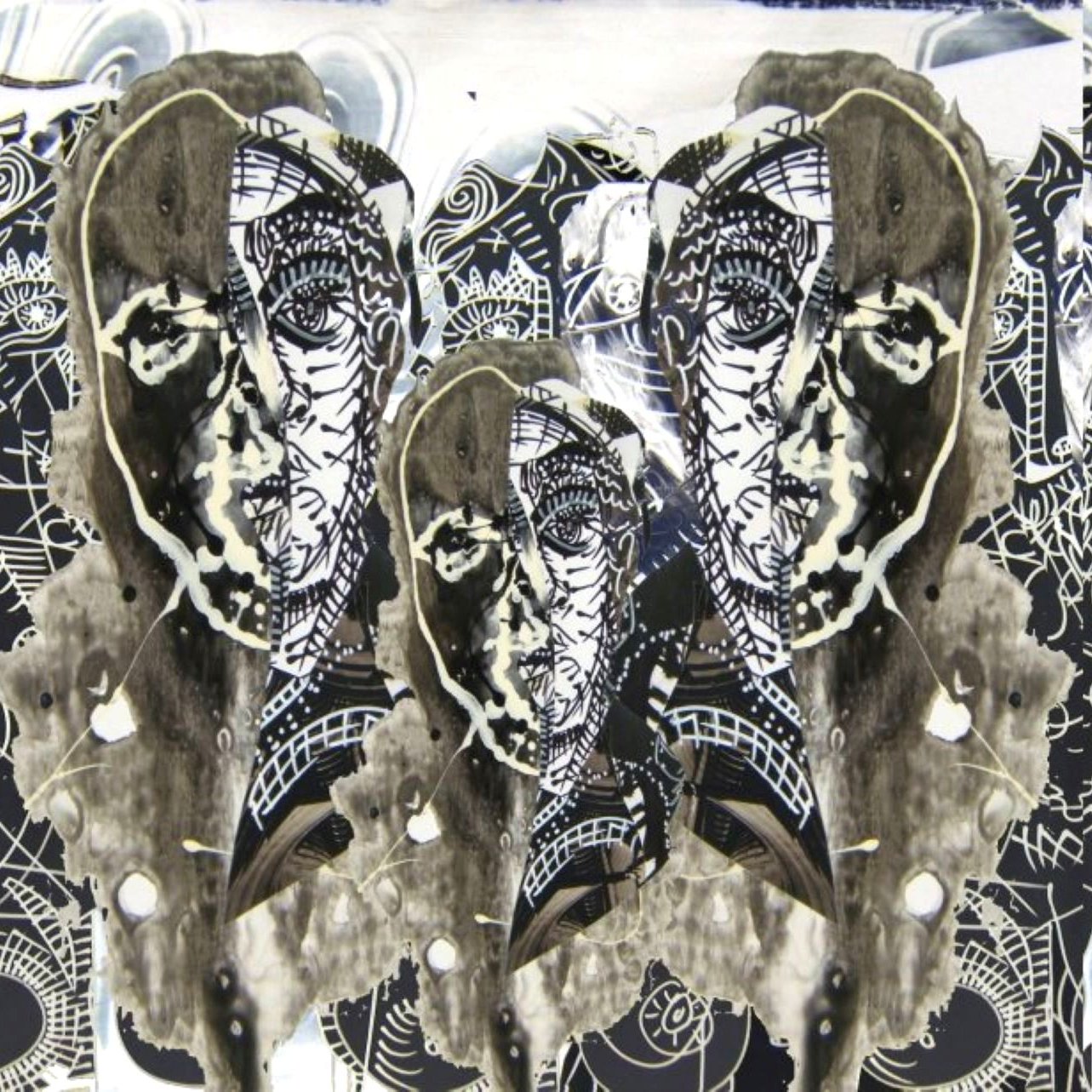 L'image présente un collage artistique complexe qui combine des éléments graphiques et des illustrations. On y voit des visages stylisés, possiblement représentations abstraites, intégrés dans une composition riche en motifs. Les visages semblent être en noir et blanc avec des détails graphiques fins, tandis que le fond joue avec des textures et des formes organiques. Des éléments comme des mains en position symbolique ajoutent une dimension de culture ou de communication. L'ensemble crée une atmosphère intrigante et visuellement captivante.