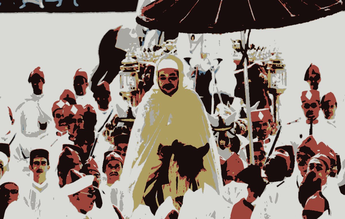 L'image montre une scène cérémonielle avec une multitude de personnes en vêtements traditionnels. Au centre, une figure principale est montée à cheval, protégée par un parasol. Cette scène évoque une ambiance de célébration ou de procession, où tous les participants semblent attentifs et respectueux. Les couleurs sont vives et créent un fort contraste, accentuant l'importance de l'événement.