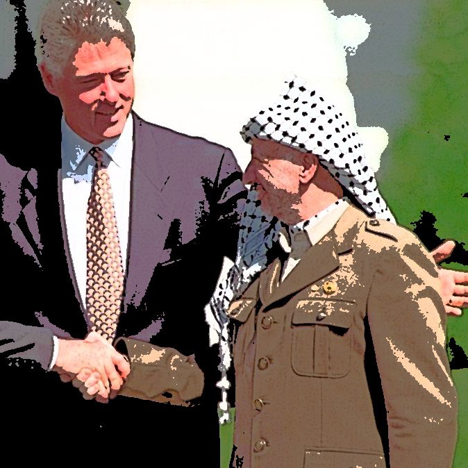 الصورة تُظهر ثلاثة رجال في لحظة تاريخية، حيث يقوم أحدهم بمصافحة الآخر. يبدو أنهم يتبادلون التحيات في مناسبة رسمية، مع وجود علم أو خلفية خضراء تحيط بهم. تعكس الصورة روح التعاون والاتفاق.