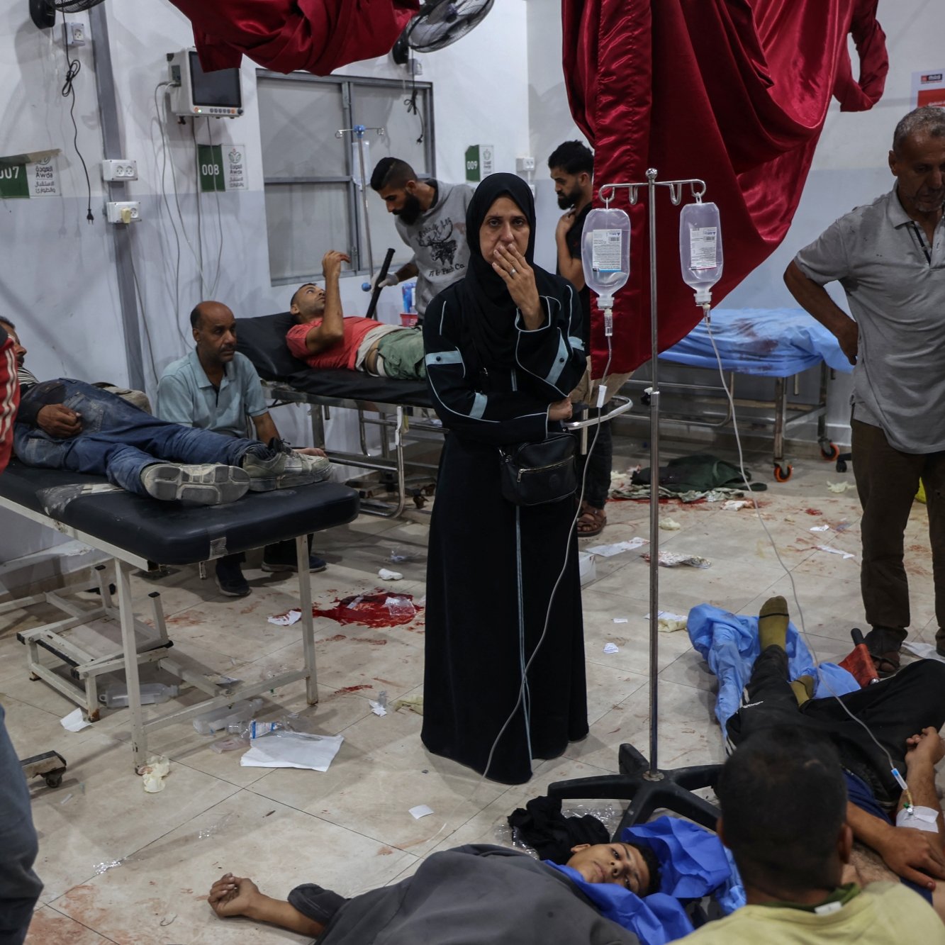Ambiente ospedaliero con feriti, personale medico e atmosfere di emergenza.