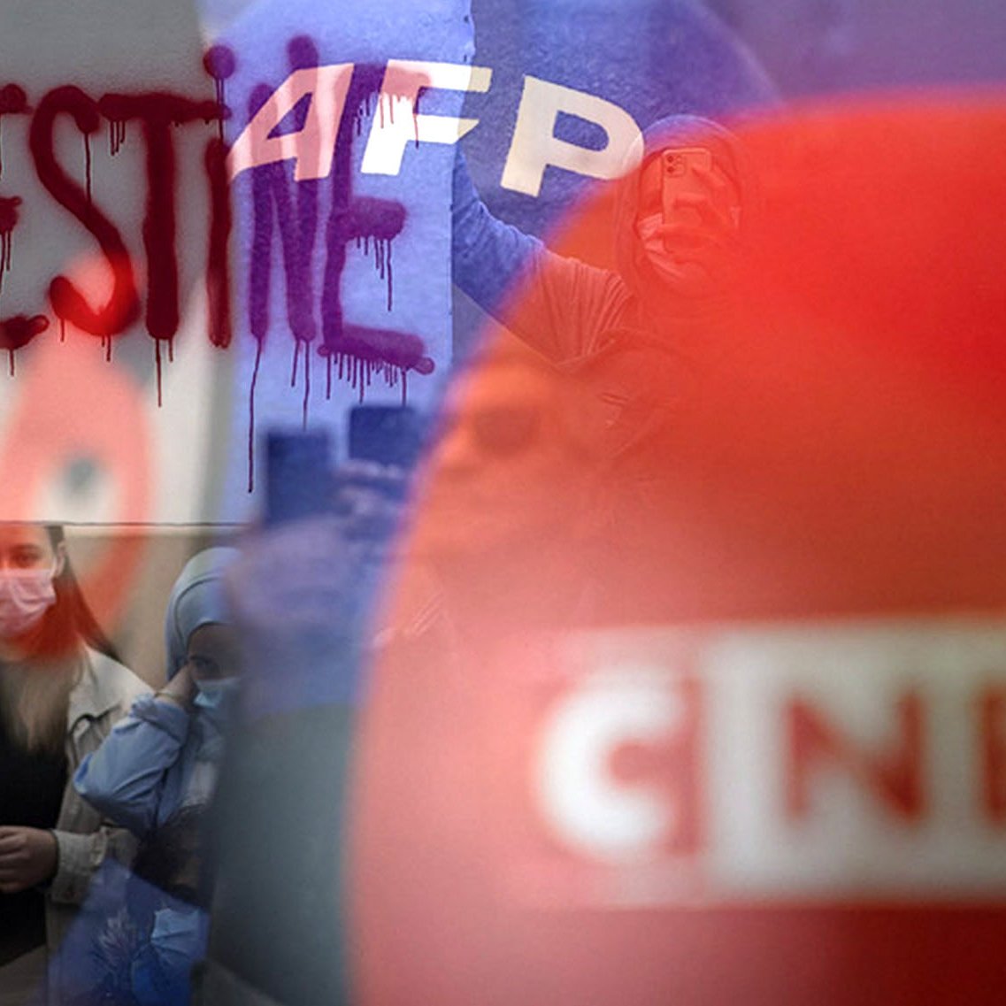 La imagen muestra un ambiente de protesta con un enfoque en el tema palestino. En el fondo, se puede ver la palabra "PALESTINE" escrita en letras grandes y de color rojo, lo que indica una expresión de apoyo o demanda relacionada con el conflicto en Palestina. Al mismo tiempo, hay elementos visuales que sugieren la presencia de medios de comunicación, como logotipos de noticias. La escena probablemente refleja un momento de tensión social y política, con un significado profundo relacionado con la situación en la región.