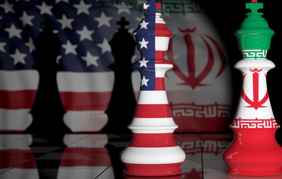تصویر نشان‌دهنده دو مهره شطرنج است که به نمادهای ملی ایالات متحده و ایران تزئین شده‌اند. مهره سفید به پرچم ایالات متحده و مهره قرمز به پرچم ایران منقش شده است. پس‌زمینه تصویر تاریک و مرموز است و حس رقابت و تضاد بین دو کشور را منتقل می‌کند. زمین شطرنج نیز با الگوی خاصی به تصویر اضافه شده که به فضای بازی شطرنج اشاره دارد.