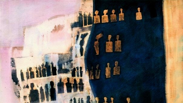 تظهر في الصورة تركيبة فنية تجمع بين الألوان والخطوط. تحتوي على خلفية ملونة تمتد بين درجات الأزرق والأبيض، حيث يتداخل فيها لون بني يتجسد في شكل كتل أو أشخاص. يبدو أن هناك مجموعة من الأشكال البشرية الصغيرة التي تم تمثيلها بشكل تجريدي، مما يضفي على العمل شعورًا بالعمق والتعقيد. الألوان المستخدمة تعكس تباينًا جذابًا يعزز من جمالية القطعة الفنية.