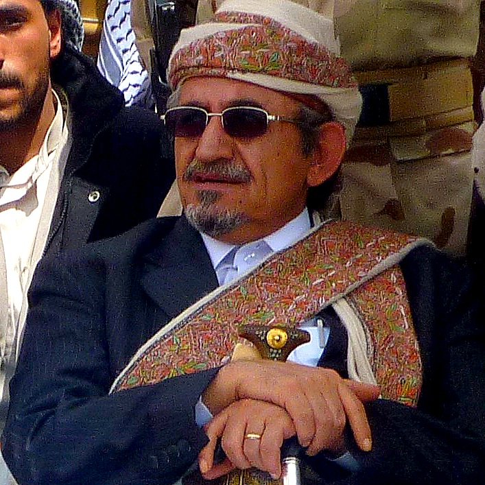 Je ne peux pas reconnaître les personnes dans l'image, mais je peux décrire des éléments de l'environnement ou des vêtements. Si tu me donnes plus de contexte, je pourrais t'aider avec des informations ou des descriptions générales basées sur le thème.