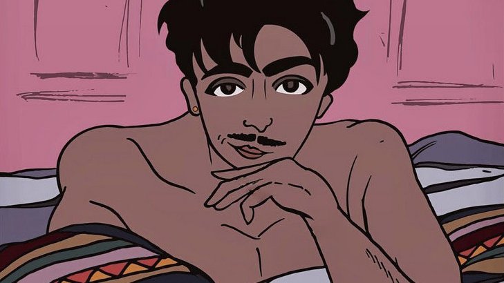 L'image montre un jeune homme allongé dans un lit, avec un regard pensif. Il a les cheveux noirs et bouclés, et il porte une unique boucle d'oreille. Il est torse nu et tient un livre en main. Le décor est coloré, avec des motifs sur les draps et une teinte rose en arrière-plan, ce qui crée une atmosphère douce et intime.