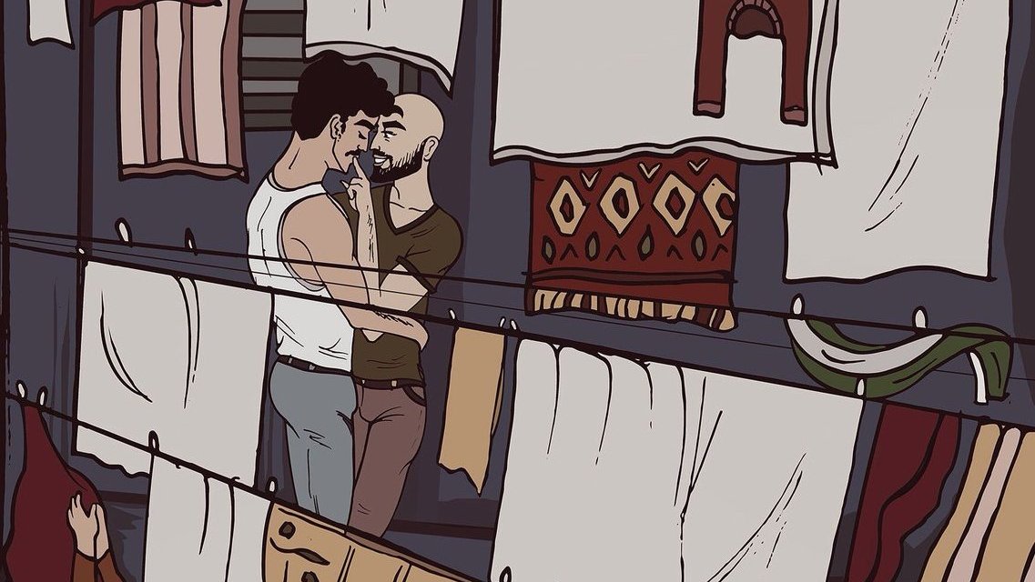 L'image montre deux personnes en train de s'étreindre tendrement dans un environnement urbain. Ils se tiennent près d'une corde à linge où diverses pièces de tissu sont suspendues, créant une ambiance colorée et intime. En arrière-plan, on peut voir une femme âgée accrocher des draps à la corde. L'atmosphère semble à la fois chaleureuse et émotive, reflétant une connexion humaine profonde.