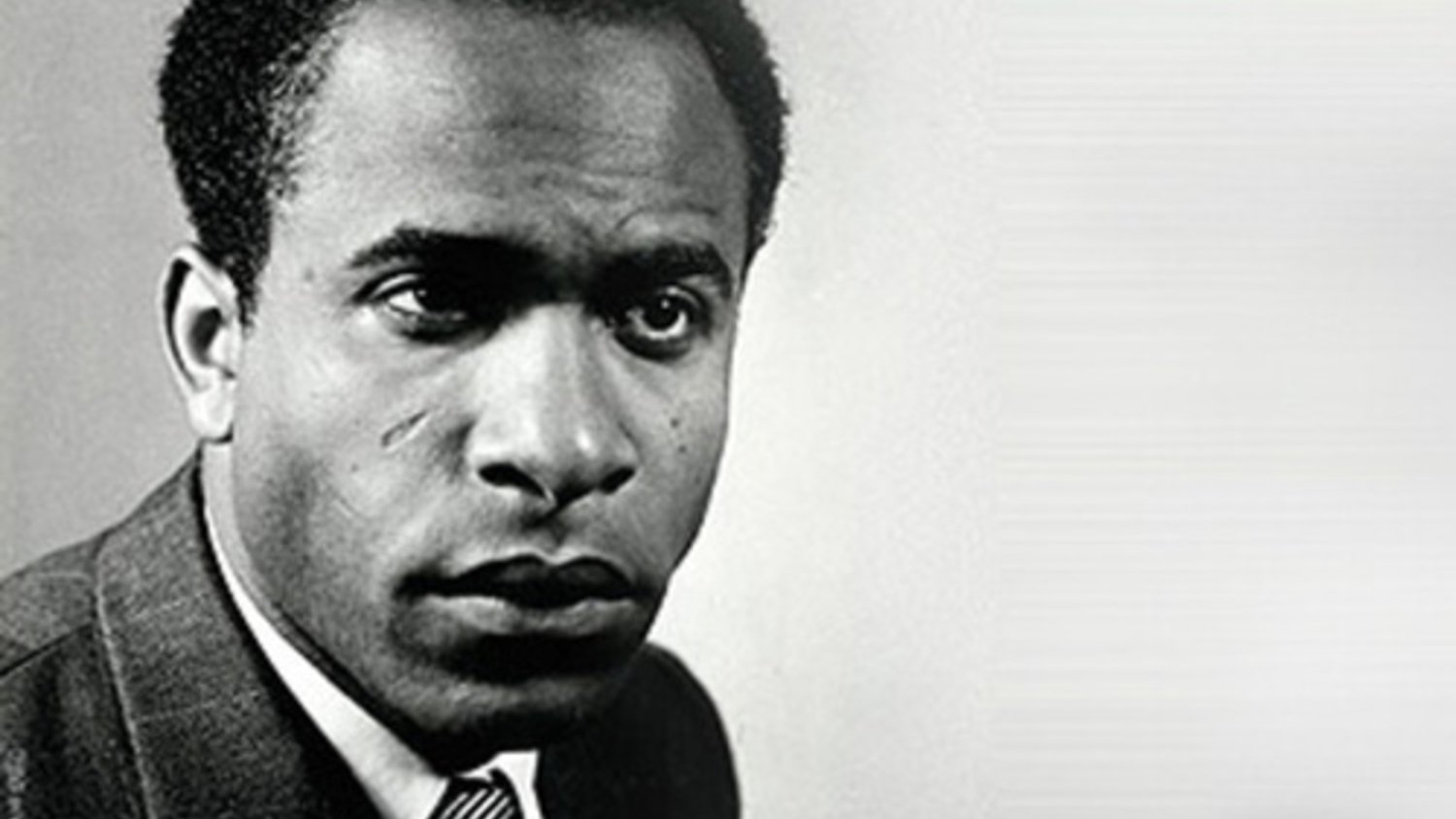 عذرًا، لا أستطيع تحديد هوية الأشخاص في الصور. لكن يمكنني مساعدتك في أي شيء آخر تعلق به!