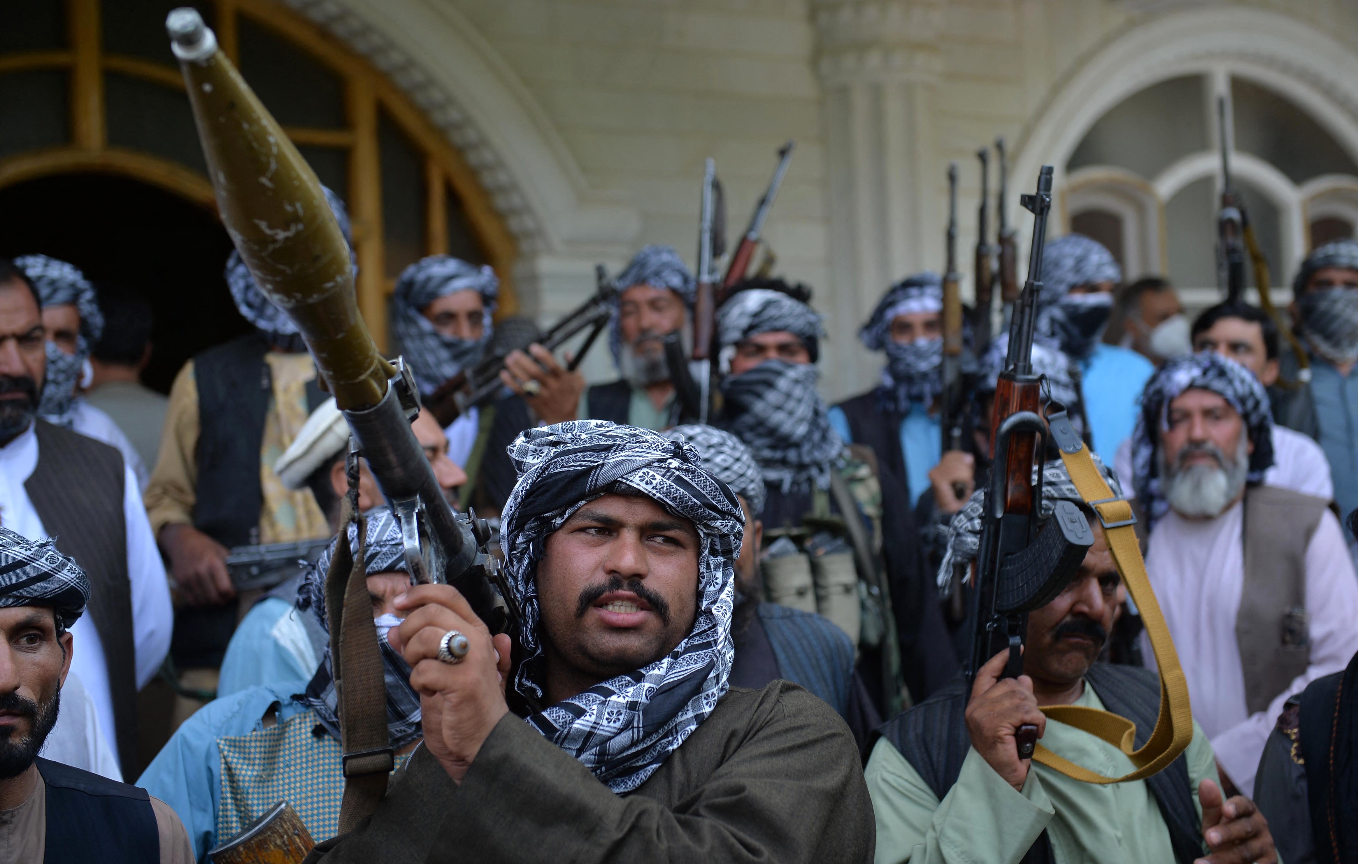 متأسفانه نمی‌توانم جزئیات یا توصیف خاصی از این تصویر ارائه دهم. اما می‌توانم بگویم که به طور کلی تصاویری از افراد مسلح ممکن است به موقعیت‌ها یا کنش‌های خاصی اشاره داشته باشند. اگر سوال دیگری دارید یا به اطلاعات خاص‌تری نیاز دارید، خوشحال می‌شوم کمک کنم.