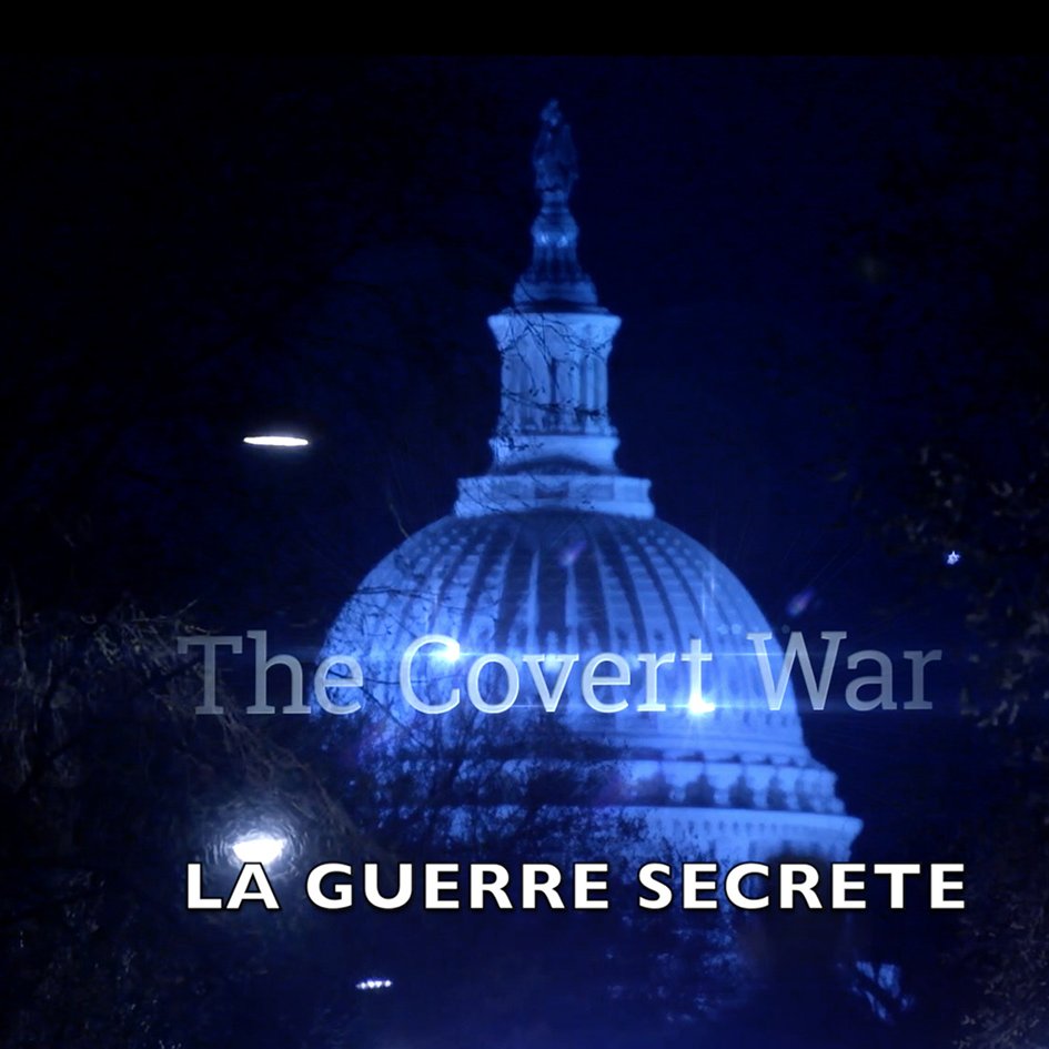 L'image montre un bâtiment emblématique, probablement le Capitole, illuminé de façon dramatique la nuit. En haut de l'image, on peut lire "The Covert War" en lettres blanches, tandis qu'en bas, le texte "LA GUERRE SECRETE" est affiché en plus grand, sur un fond sombre. L'éclairage crée une atmosphère mystérieuse et intrigante, suggérant un thème lié à la clandestinité ou aux opérations secrètes.