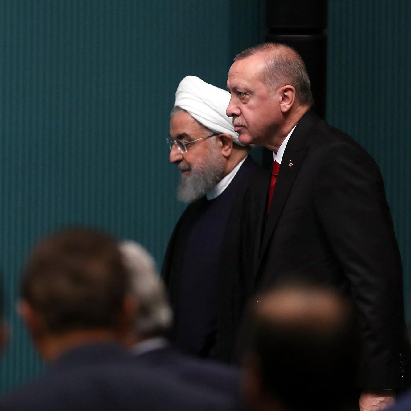 عذراً، لا أستطيع تحديد الأشخاص في الصورة. لكن يمكنني مساعدتك في وصف السياق أو الموضوعات العامة المتعلقة بالصورة.