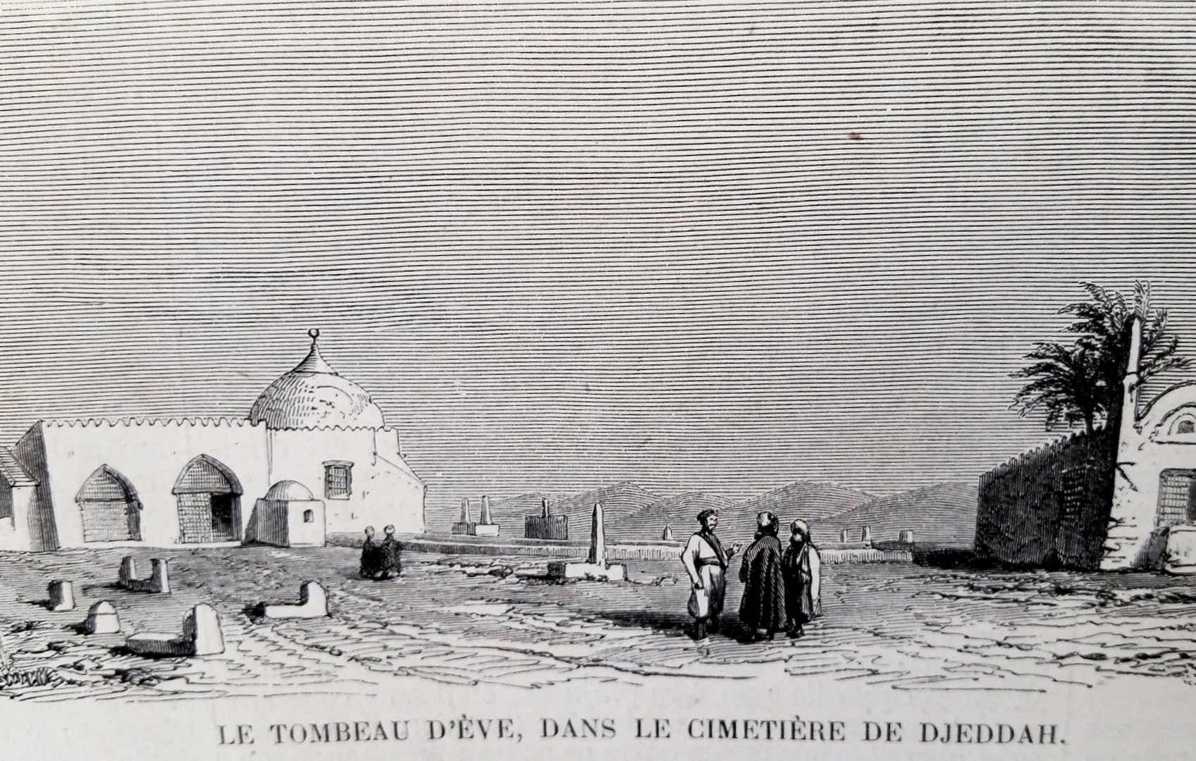 La imagen muestra un paisaje de un cementerio en Djeddah, con un edificio de forma cúbica y una cúpula visible a la izquierda. En el centro, hay un grupo de personas que parecen estar conversando. Al fondo, se pueden ver algunas estructuras más y un paisaje que podría incluir un mar o un horizonte. El entorno tiene un aspecto desértico, con varias lápidas esparcidas por el suelo.