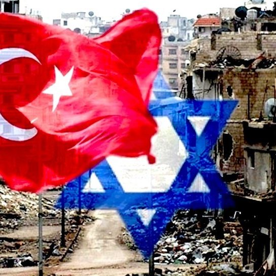 L'image représente un paysage urbain dégradé, probablement en ruines, avec des bâtiments partiellement écroulés et des débris éparpillés. Au premier plan, on voit les drapeaux de la Turquie et d'Israël superposés, suggérant une juxtaposition ou un contraste entre les deux pays. L'arrière-plan évoque un environnement de conflit ou de crise.