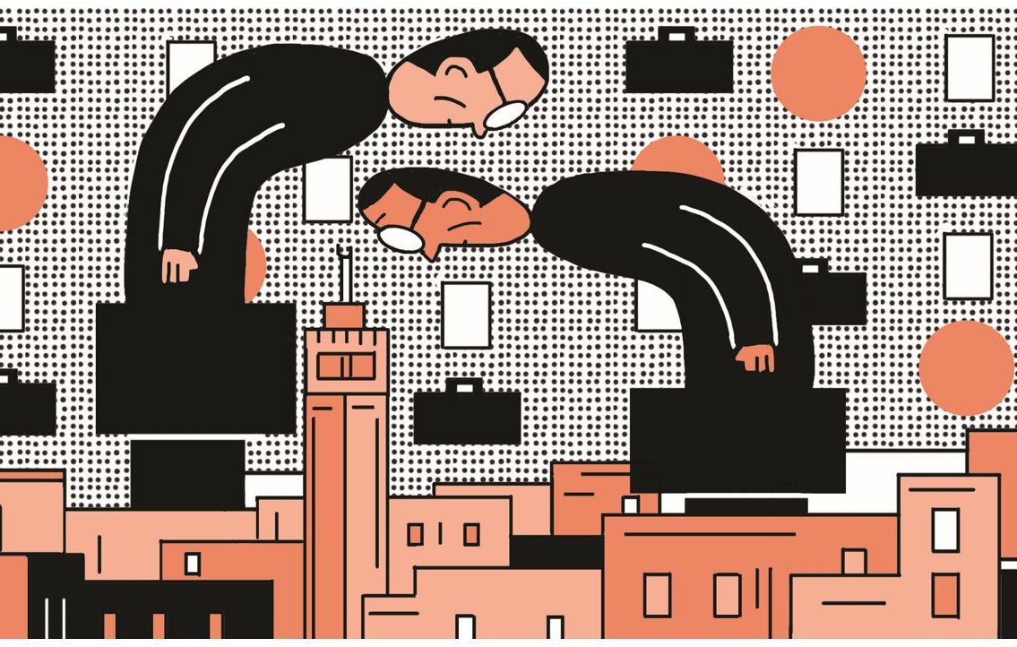 L'image présente deux figures humaines stylisées, vêtues de noir, qui semblent surplomber une ville illustrée. Chaque figure tient une mallette et se penche vers le bas avec une expression pensive. En arrière-plan, on trouve des motifs géométriques, comprenant des cercles orange et des formes blanches, qui contrastent avec le paysage urbain de teintes chaudes. La composition évoque un sentiment de surveillance ou d'analyse, renforçant l'idée d'une réflexion sur l'environnement urbain.