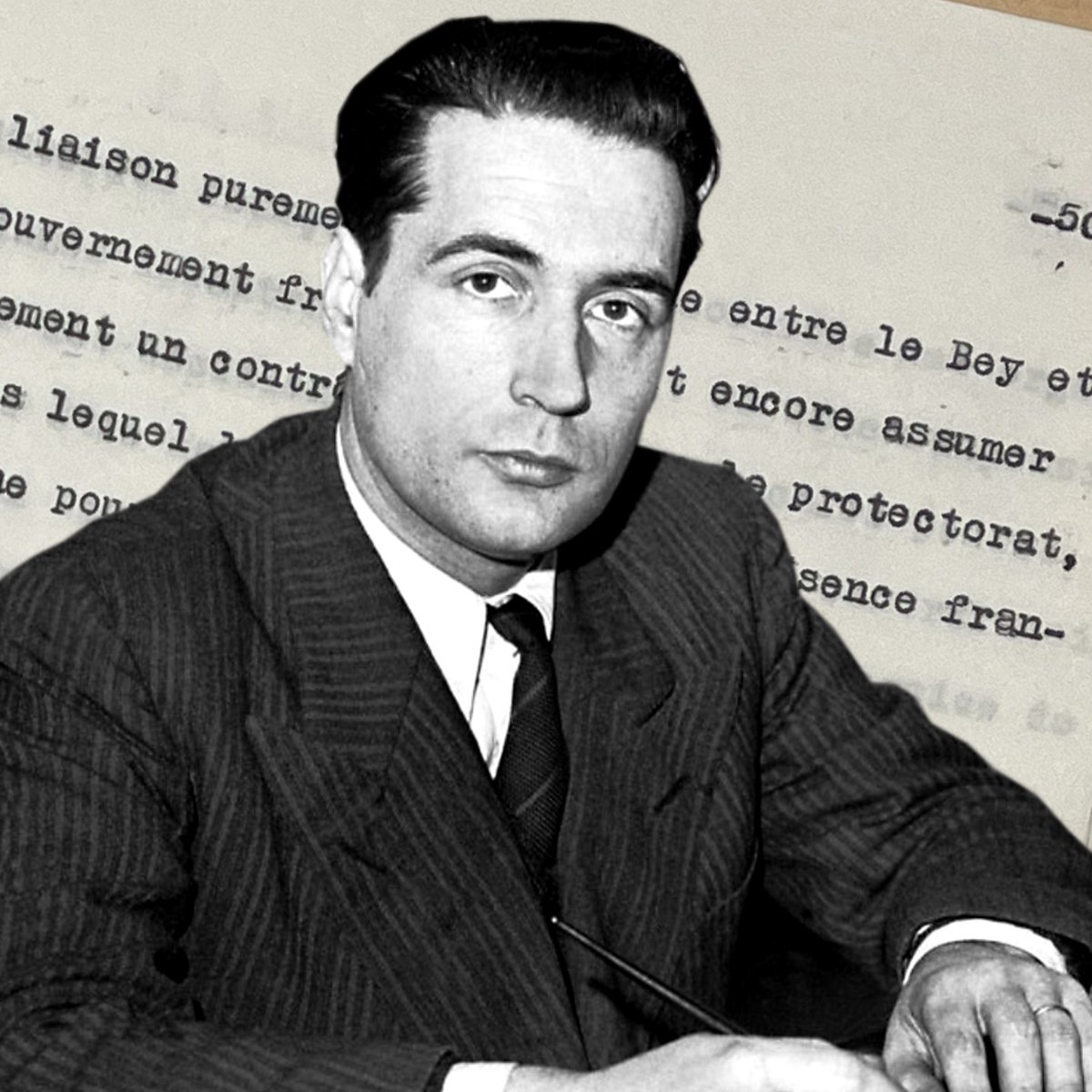 این تصویر شامل یک مرد جوان است که در حال نوشتن روی یک کاغذ می‌باشد. او لباس رسمی پوشیده و به دوربین نگاه می‌کند. در پس‌زمینه، متنی به زبان فرانسه دیده می‌شود که بخشی از یک سند یا نامه‌است. این ترکیب تصویری به نوعی به تاریخ یا شخصیت‌های سیاسی مرتبط می‌شود.