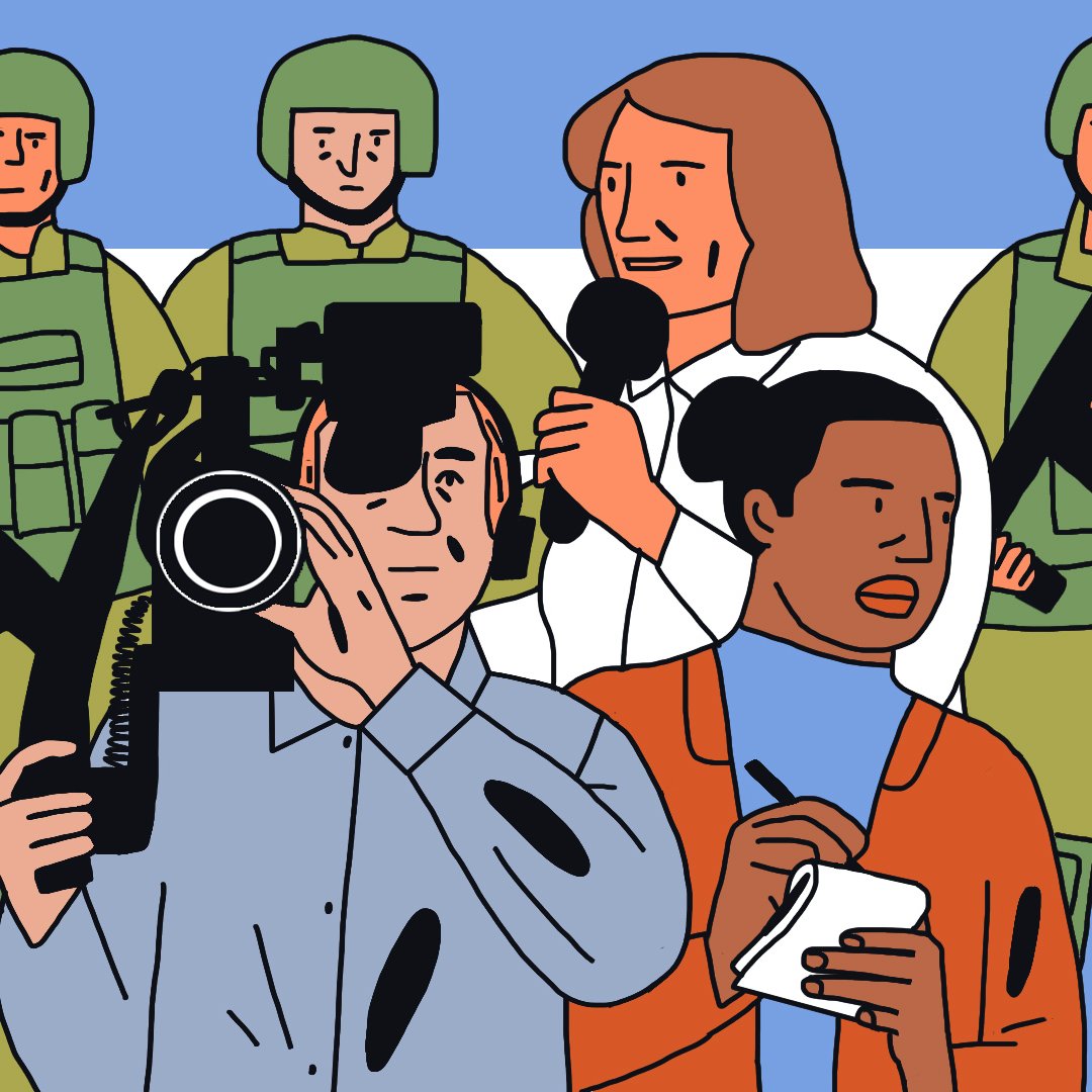 La imagen muestra a tres personas en primer plano, un camarógrafo con una cámara, una reportera con un micrófono y otra persona tomando notas. Detrás de ellos, hay varios soldados vestidos con uniformes de camuflaje y armados, con el fondo mostrando la bandera de Argentina. La escena refleja un ambiente de reportaje en un contexto militar o de seguridad.